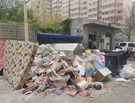 北京垃圾分类实施近一年，竟然还有小区垃圾堆积成山......-千龙网·中国首都网