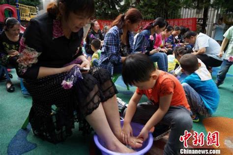 广西桂林幼儿园组织孩子为妈妈洗脚_央广网