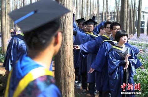 南京高校学子拍合影 提前感受“毕业季”【3】--24小时滚动新闻-人民网