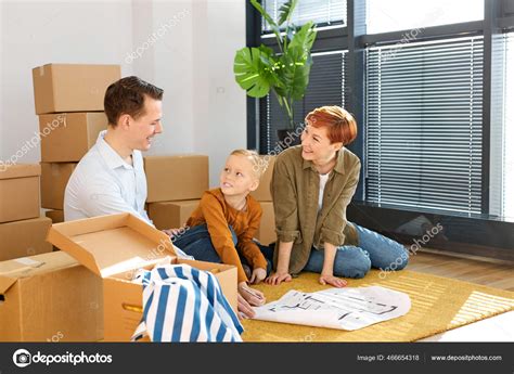 https://st2.depositphotos.com/32281612/46665/i/1600/depositphotos_466654318-stock-photo-happy-family-with-child-looking.jpg?utm_source=chatgpt.com