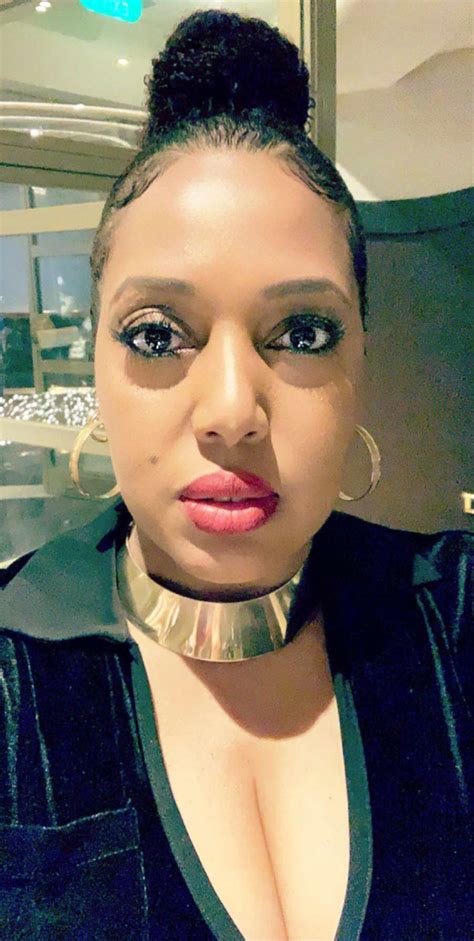 Boston police officer belts out 'America the Beautiful' to spread ...