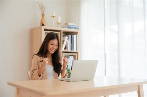 Happy Lady Using Computer 的图像结果