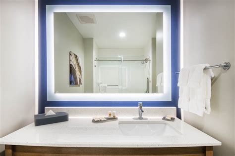 La Quinta Inn & Suites by Wyndham Buffalo Amherst | Buffalo, NY Hotels