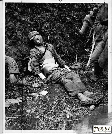 老照片记录抗战中国伤兵的救护,条件极为艰苦 - 讲历史
