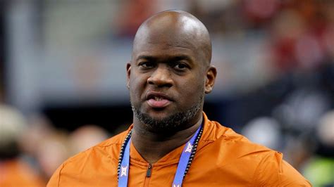 Texas fires ex-star QB Young after DWI arrest - ESPN