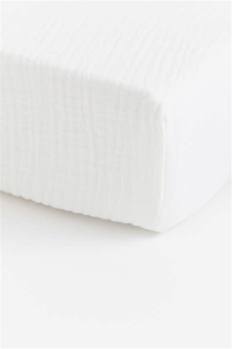 Muslin cot fitted sheet - White - Home All | H&M IN