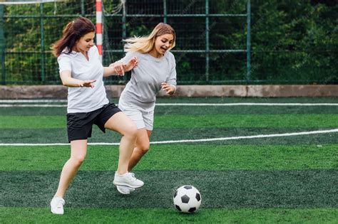 Duas jovens jogadoras de futebol no campo | Foto Grátis