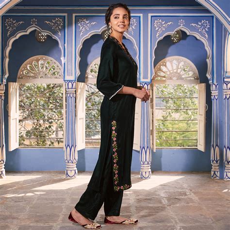 Buy Emerald Green Velvet Floral V Neck Embroidered Kurta | Rustorange