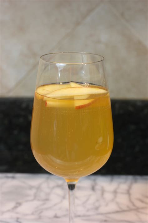 Caramel Apple Sangria | Fall (Thanksgiving) Alcoholic Drinks Recipes ...