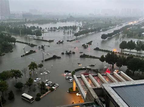 河南郑州遭遇强降雨袭击 - 中国日报网