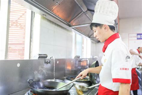 90后学厨师，做新生代高级厨师-_广西厨师培训学校
