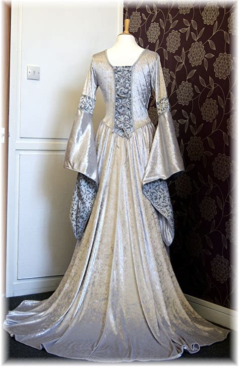 Dress from the Medieval era | Medieval dress, Medieval fashion ...