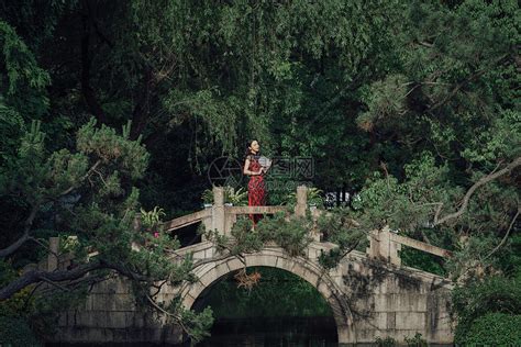 站在桥上手拿扇子的旗袍美女高清图片下载-正版图片501767375-摄图网