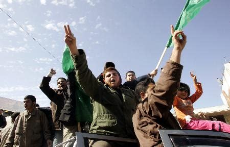 图文：哈马斯的支持者们涌上街头庆祝胜利_新闻中心_新浪网