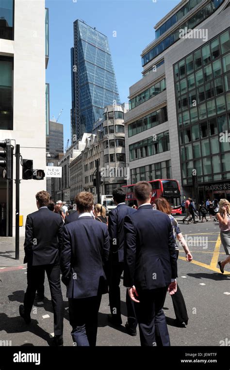 People Walking in Suits 的图像结果