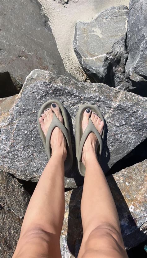 Alexandra Stan toes : r/FeetRomania