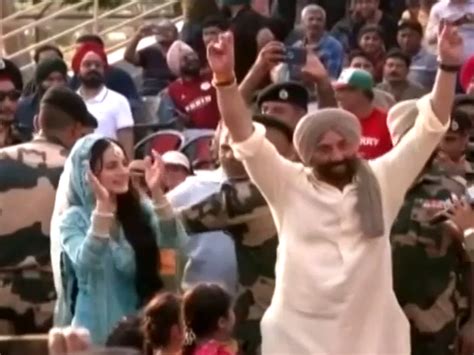 फिल्म गदर 2 के प्रमोशन के लिए सनी देओल और अमीषा पटेल पहुंचे वाघा बॉर्डर