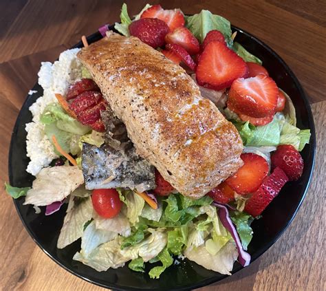 Salad with Grilled Salmon and Ricotta - 500 kcal : r/Volumeeating