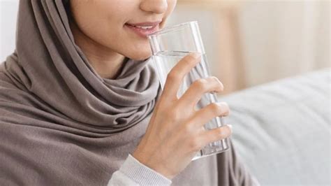 Why do Muslims drink water while sitting? Know the Sunnah way of ...