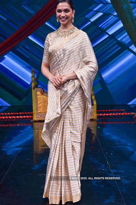 Deepika Padukone with hosts Rithvik Dhanjani and Paritosh Tripathi ...
