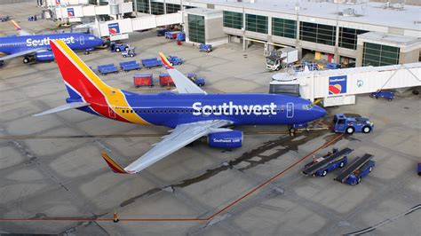 Southwest Airlines Boeing 737-700 Collides With Foreign Objects In Fort ...