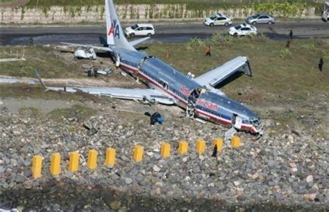 2020年第2起空难，一架波音737客机降落时断为三截，机上载183人_事故