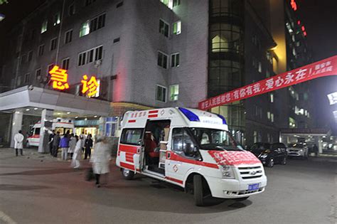 雅安市人民医院急诊室门口的救护车_北京周报
