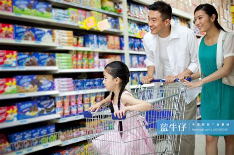 一家人在超市购物-蓝牛仔影像-中国原创广告影像素材