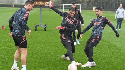 Gunners train before heading to Eindhoven | Gallery | News | Arsenal.com