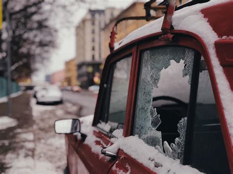 Cristal del coche congelado: 3 tips para limpiarlo