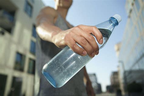 喝瓶装水会咽下塑料颗粒，到底致不致癌？ - 知乎