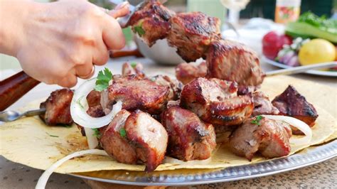 Как приготовить вкусный шашлык из свинины на кефире: лучшие рецепты и ...