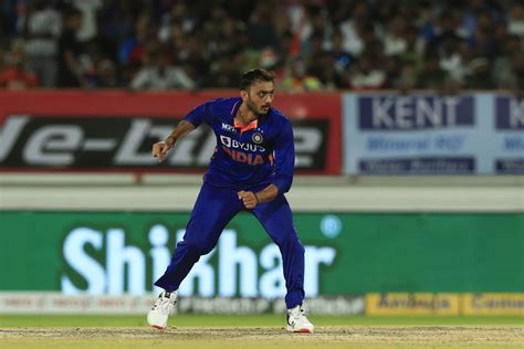 "Why are you playing him?" - Aakash Chopra questions Hardik Pandya for ...