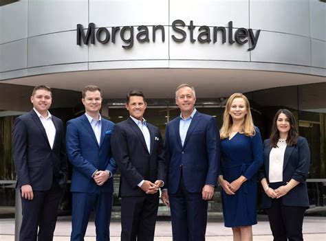 Cú hạ lãi suất lịch sử? Dự báo mới nhất từ Morgan Stanley & Deutsche Bank