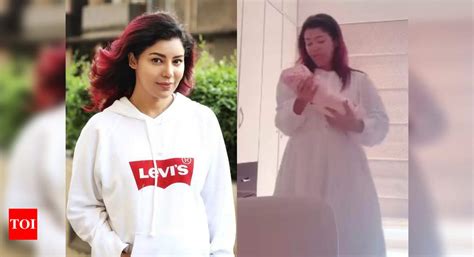 Debina Bonnerjee sings lullaby to her newborn daughter in her mother ...