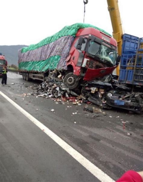 图：广东梅州高速公路车祸“标本”警示过往司机_新闻中心_新浪网