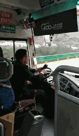 开车26秒11次用手机 宜昌这个客车司机被处罚_湖北频道_凤凰网