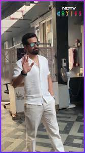 Emraan Hashmi Spotted Posing for Paparazzi in Mumbai