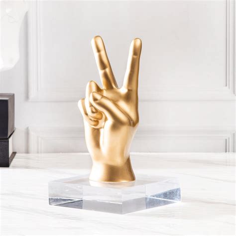 VICTORY SCULPTURE – Smokey Cocktail