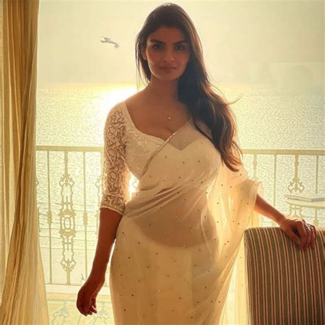 Gandii Baat 2 actress Anveshi Jain shows off her hourglass figure in a ...