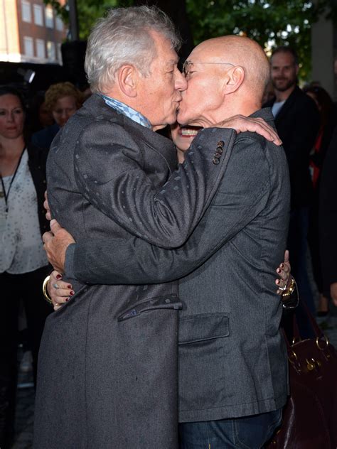 Ian Mckellen En Patrick Stewart Kussen Elkaar