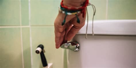 Foamy Pee: A Urologist Explains Why Your Urine Is Frothy | PS Health