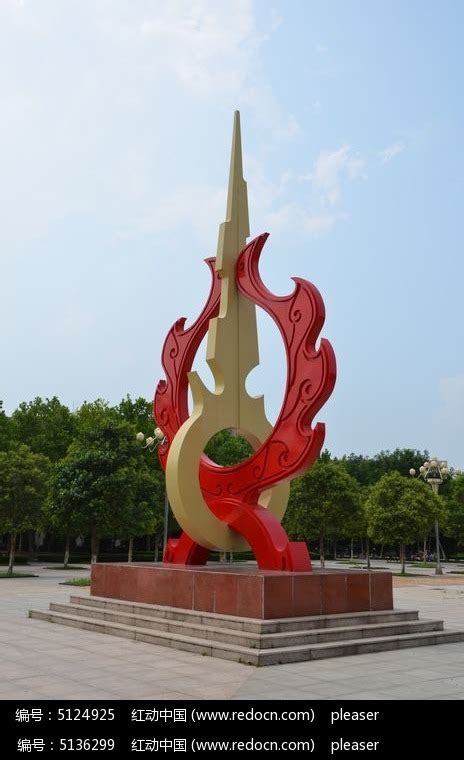潍坊学院里的红色雕塑高清图片下载_红动网