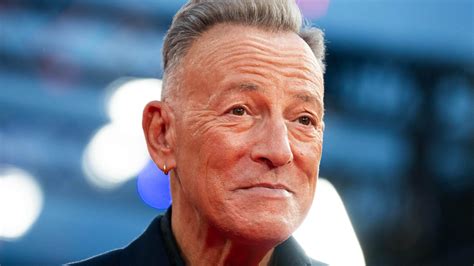 Bruce Springsteen dedicates song to Renee Good, criticizes ICE | 10tv.com