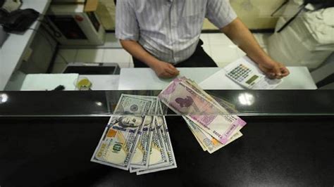 Russia-Ukraine War से बिगड़ी रुपये की सेहत, RBI को झोंकने पड़े 2 अरब ...