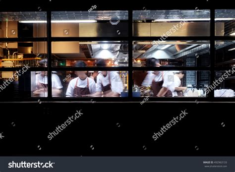 Busy Kitchen Chefs 的图像结果