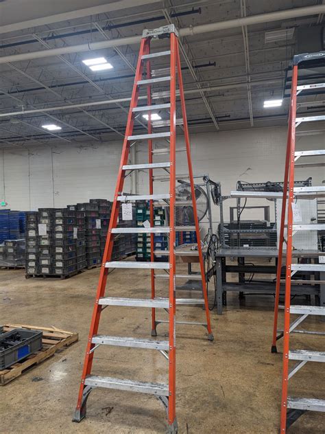 Louisville FS1512 12' Fiberglass Step Ladder, 16' Max. Reach, 300-Lb ...