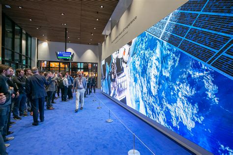 삼성전자, 상업용 디스플레이 시장에도 8K 시대 연다 - Samsung Newsroom Korea Media Library