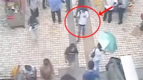 视频-男子地铁忙偷拍 被来了解情况的民警抓了现行_手机新浪网