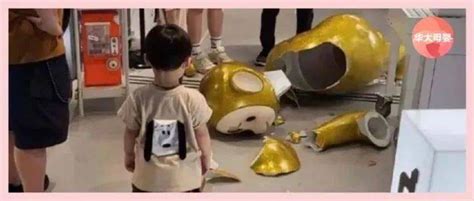 香港“熊孩子”弄坏巨型玩偶被索赔3万多…监控录像流出，真相刺痛了多少人的心_父母_小男孩_妈妈